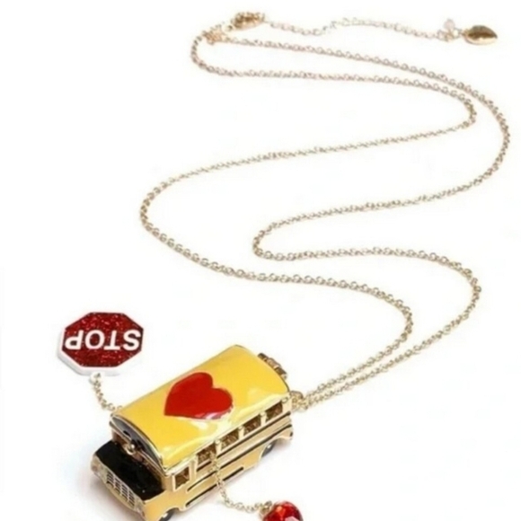 NWT 🚌✨️♥️ Betsey Johnson school bus heart 32"long Necklace✨️❤️ - Picture 1 of 4